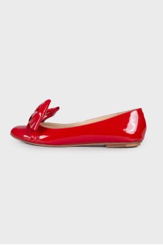 Lacquered ballerinas with a bow