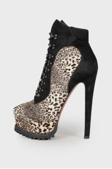 Ankle boots with white leopard print
