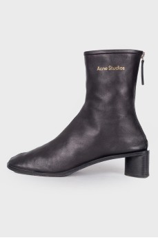 Triangle heel leather boots