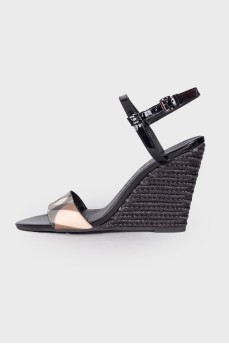 Wedge sandals with weave