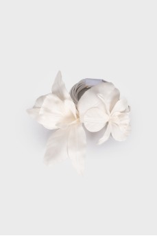 White accessory in the shape of a flower