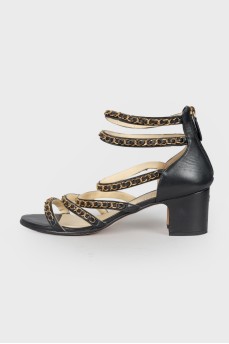 Leather sandals with gold chains