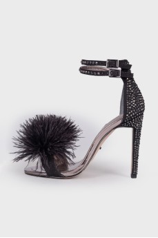 Sandals with voluminous feathers