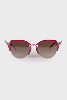 Sunglasses with crimson frame 