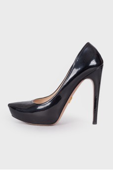 Patent shoes with a pointed toe