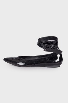 Lacquered ballerinas with a strap