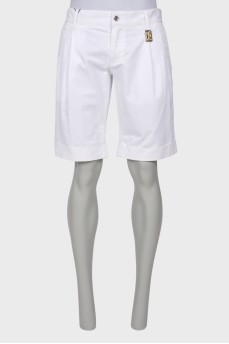 Men's white shorts with tag