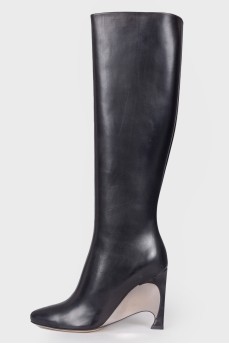 Leather boots with figured heels