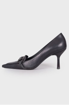 Black pointy-toe shoes