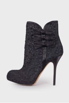 Ankle boots with embroidered pattern