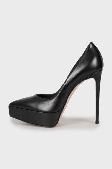 Black pointed toe shoes