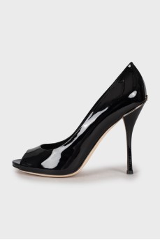 Patent leather stiletto heeled shoes 