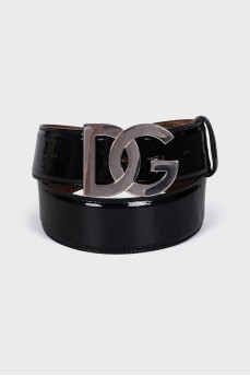 Patent leather belt with golden logo