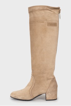 Zipped suede boots