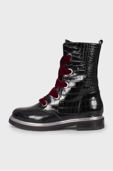 Leather boots with contrasting laces