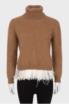 Sweater decorated with feathers at the bottom
