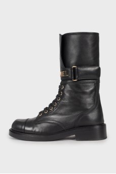 Leather boots with gold logo