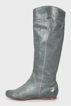 Leather boots with contrast stitching