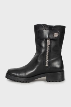 Leather boots with square toe 