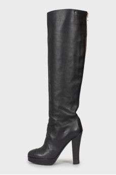 Leather boots with golden zipper