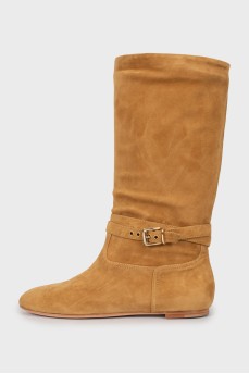 Suede boots decorated with buckle