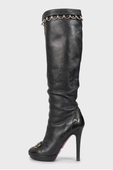 Leather boots with metal decoration