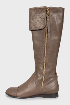 Leather boots with golden zippers