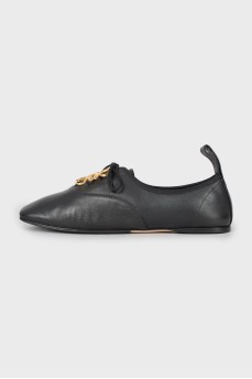 Leather shoes with gold logo