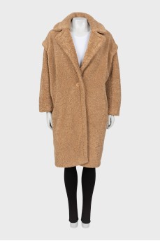 Light brown loose-fitting fur coat
