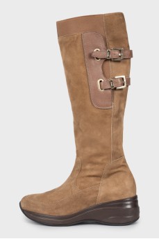 Suede boots decorated with buckles