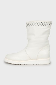 Insulated white boots with rhinestones