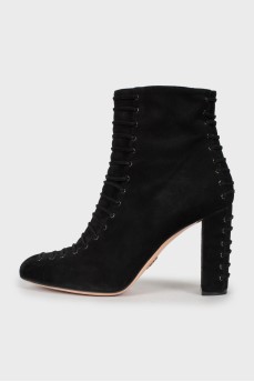 Suede ankle boots decorated with laces