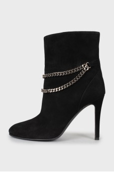 Ankle boots decorated with chain