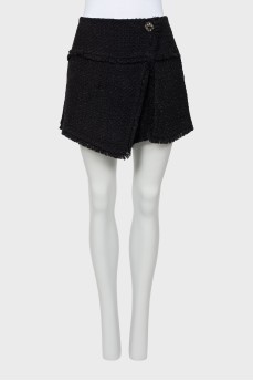 Tweed short skirt with brooch