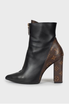Leather ankle boots with signature print