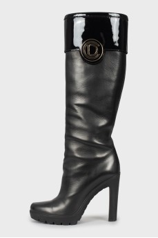 Leather boots with brand logo