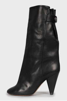 Leather boots with figured heels