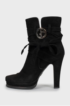 Suede ankle boots with ties