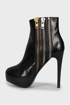 Leather ankle boots decorated with zippers