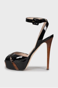 Lacquered sandals with wooden heels
