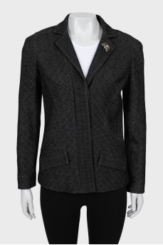 Jacket in small print with brooch