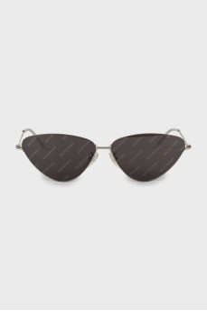 Sunglasses with signature print on the lenses