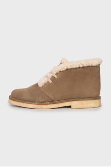 Insulated brown suede boots