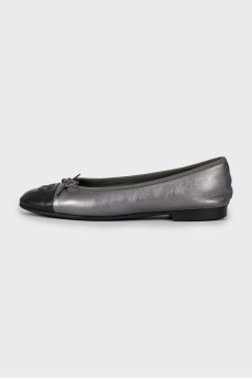 Ballet flats with signature logo on the toe