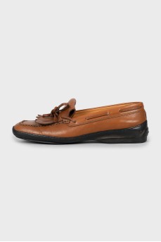 Leather loafers decorated with fringes