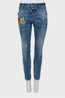 Distressed jeans with patches