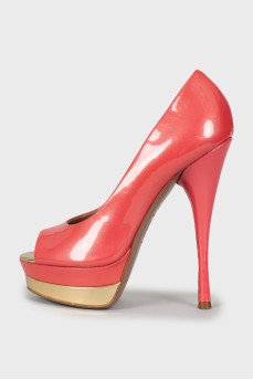Open toe patent leather shoes