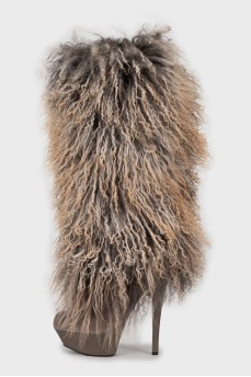 High-heeled boots with fur