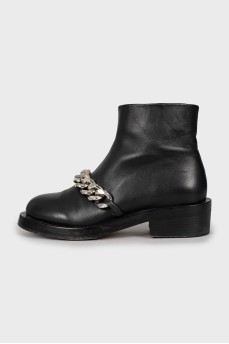 Leather boots with chain