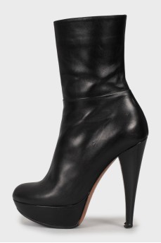 Leather ankle boots with patent heel